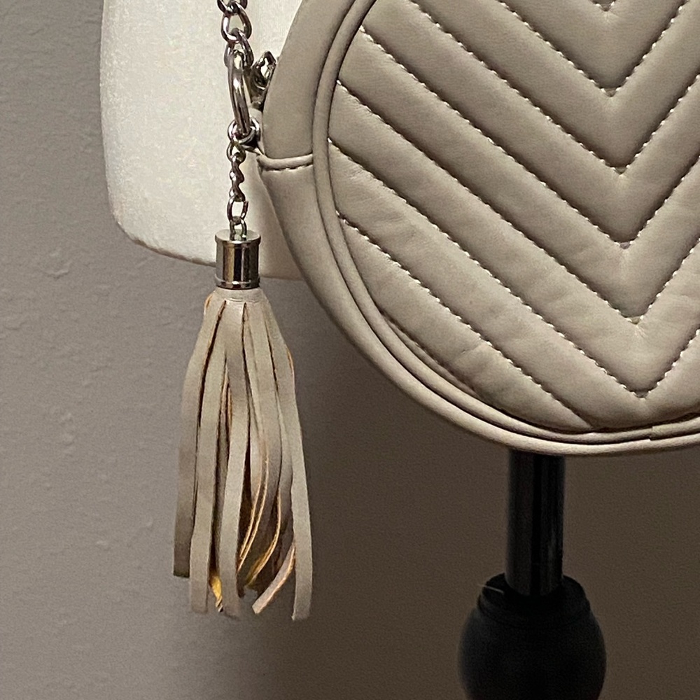 Elegant Light Gray Crossbody Bag - Picture 4 of 8